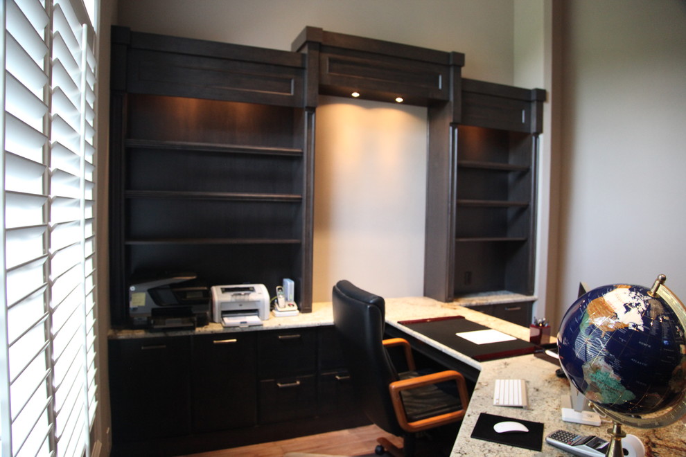 Ejemplo de despacho clásico renovado grande con escritorio empotrado