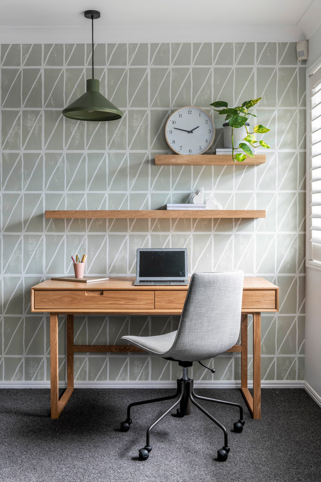 Стильный дизайн: рабочее место в современном стиле с белыми стенами, ковровым покрытием, отдельно стоящим рабочим столом и серым полом без камина - последний тренд