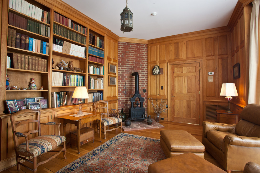 他の地域にあるトラディショナルスタイルのおしゃれなホームオフィス・書斎 (無垢フローリング、薪ストーブ) の写真