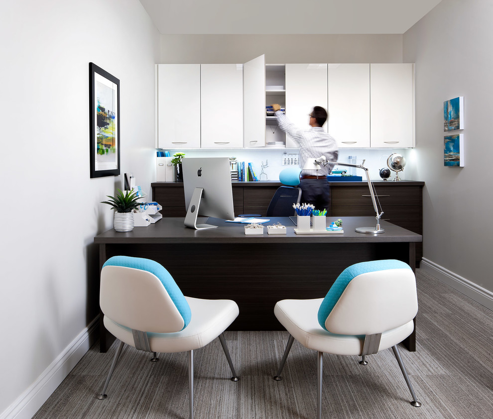 Пример оригинального дизайна: кабинет в современном стиле с белыми стенами, ковровым покрытием и отдельно стоящим рабочим столом