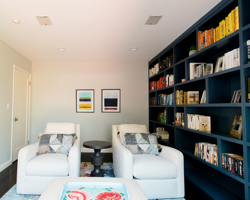 Mittelgroßes Modernes Lesezimmer mit beiger Wandfarbe, dunklem Holzboden, Kamin und Kaminumrandung aus Beton in San Francisco
