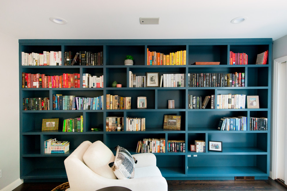 Foto di uno studio minimal di medie dimensioni con libreria, pareti beige, parquet scuro e nessun camino