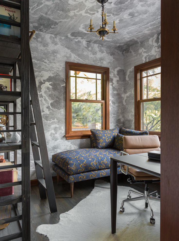 Klassisches Lesezimmer ohne Kamin mit grauer Wandfarbe, dunklem Holzboden, freistehendem Schreibtisch und braunem Boden in Portland