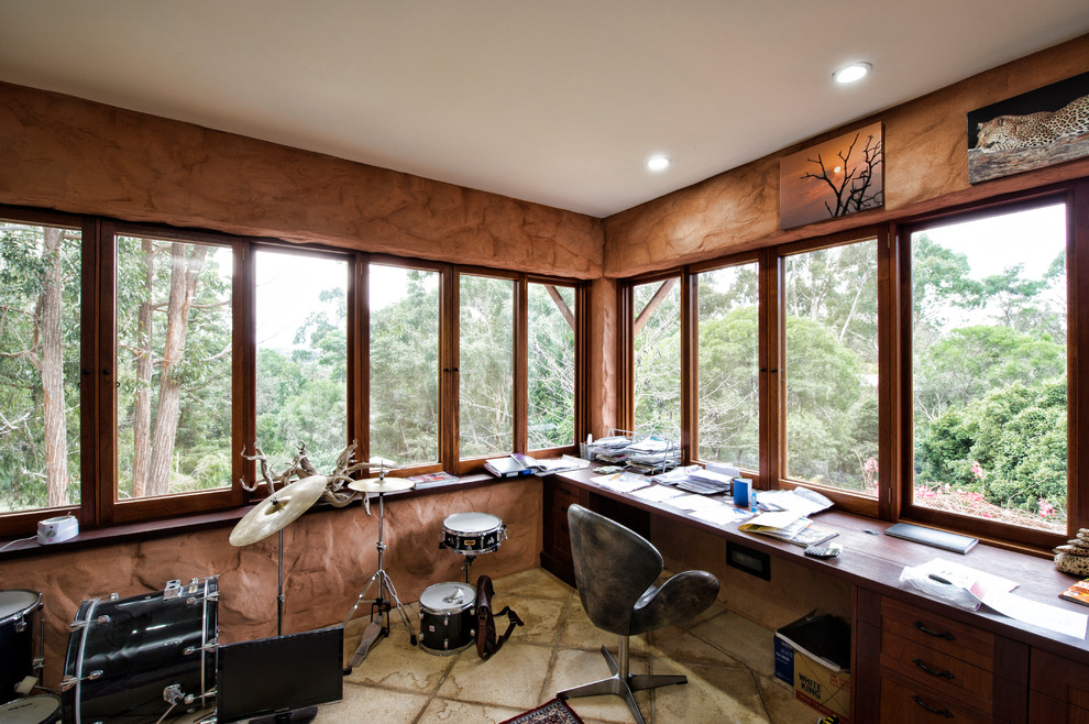 Exemple d'un grand bureau montagne de type studio avec un sol en carrelage de céramique, aucune cheminée et un bureau intégré.