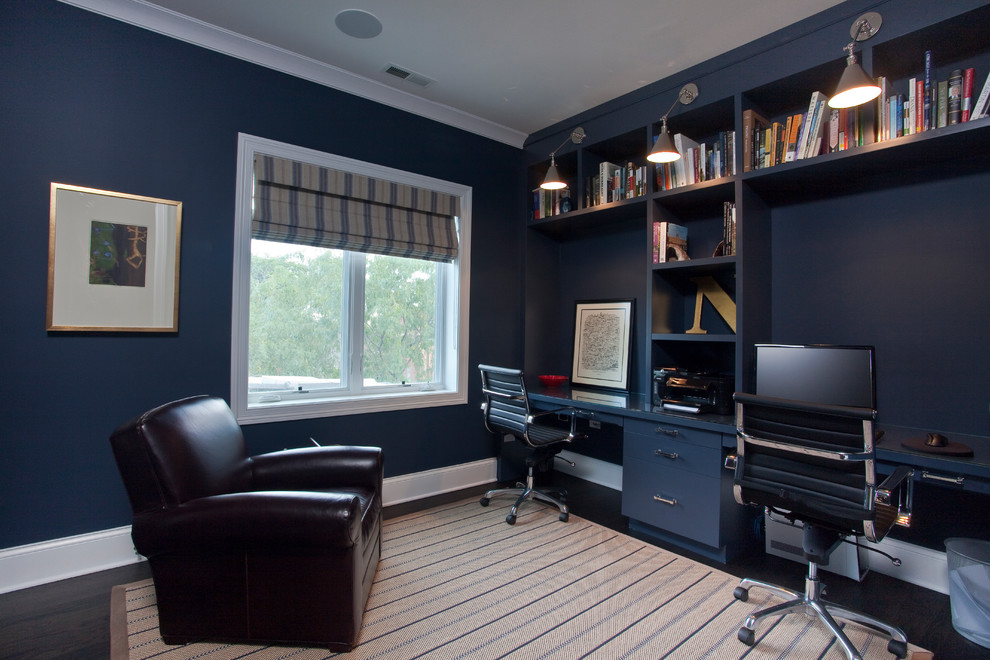 Idée de décoration pour un bureau design avec un bureau intégré et un mur bleu.