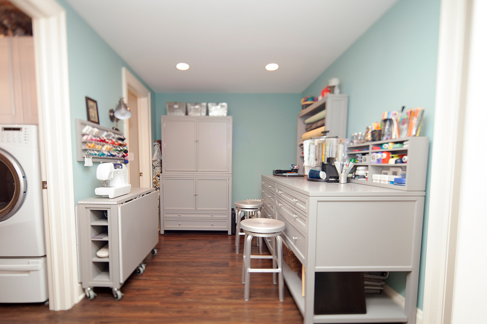 На фото: кабинет среднего размера в классическом стиле с местом для рукоделия, синими стенами, полом из линолеума и отдельно стоящим рабочим столом