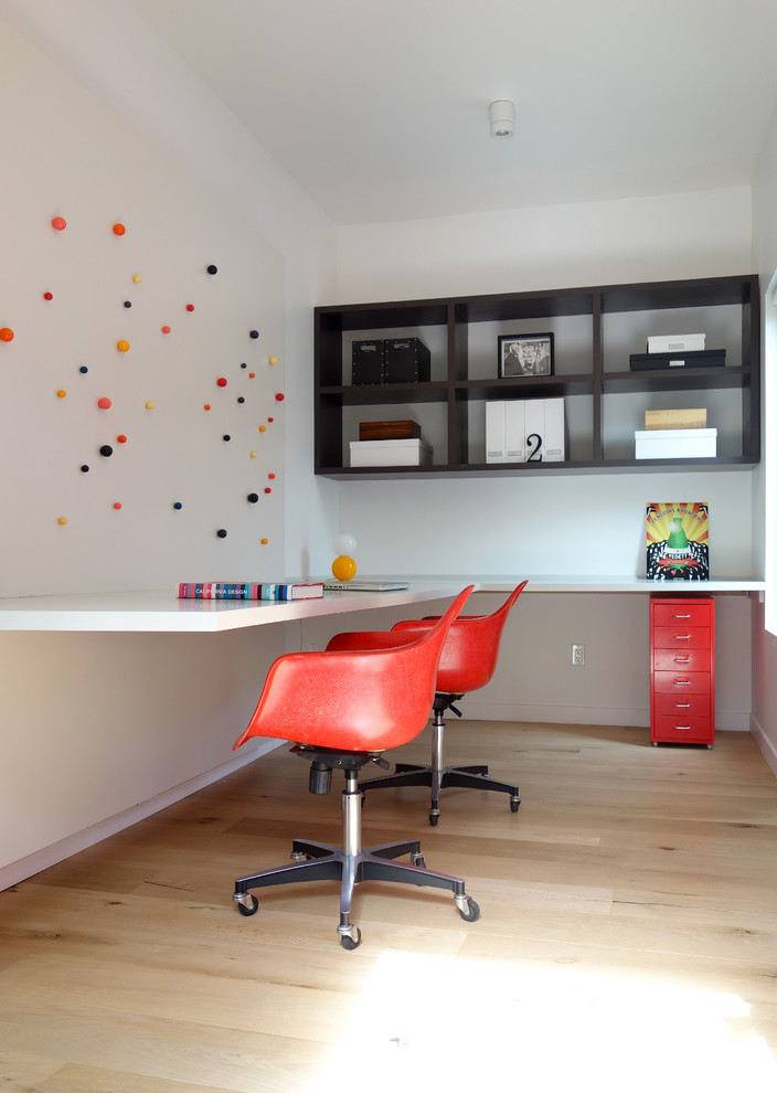 Idéer för ett litet modernt arbetsrum, med ljust trägolv och ett inbyggt skrivbord