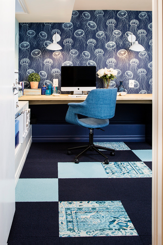 Esempio di un ufficio stile marino di medie dimensioni con pareti blu, moquette, scrivania incassata e pavimento blu