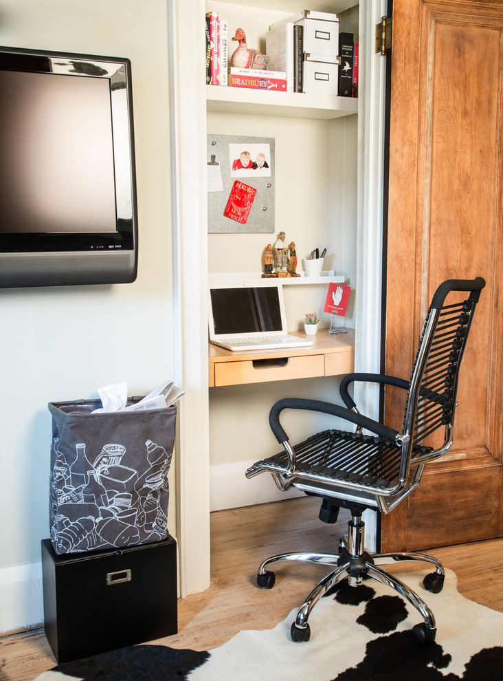 Immagine di un piccolo ufficio stile americano con pareti bianche, parquet chiaro, nessun camino, scrivania incassata e pavimento marrone