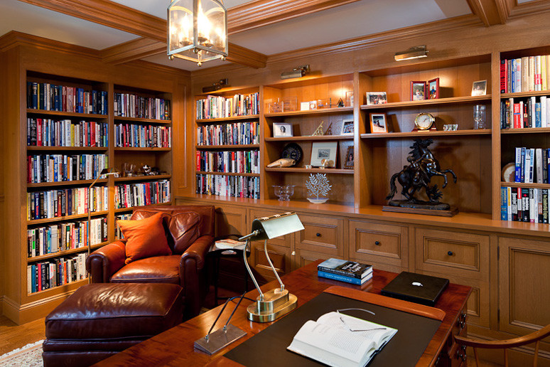 Exemple d'un grand bureau chic avec un sol en bois brun et un bureau indépendant.