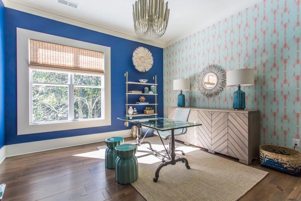 Idée de décoration pour un bureau champêtre avec un mur bleu, parquet foncé, un sol marron et du papier peint.