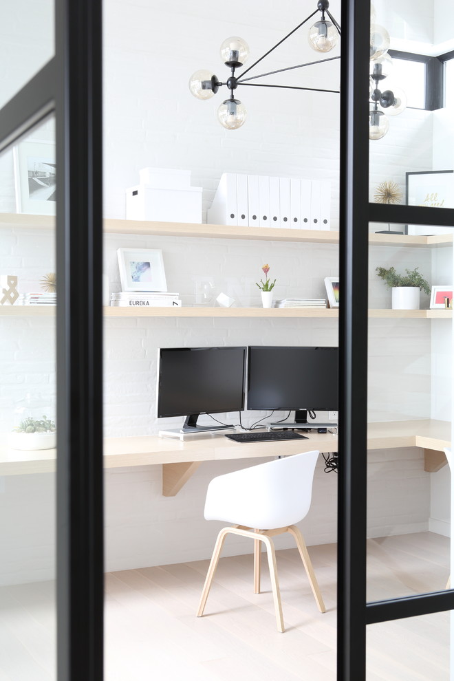Imagen de despacho contemporáneo de tamaño medio sin chimenea con paredes blancas, suelo de madera clara, escritorio empotrado y suelo beige