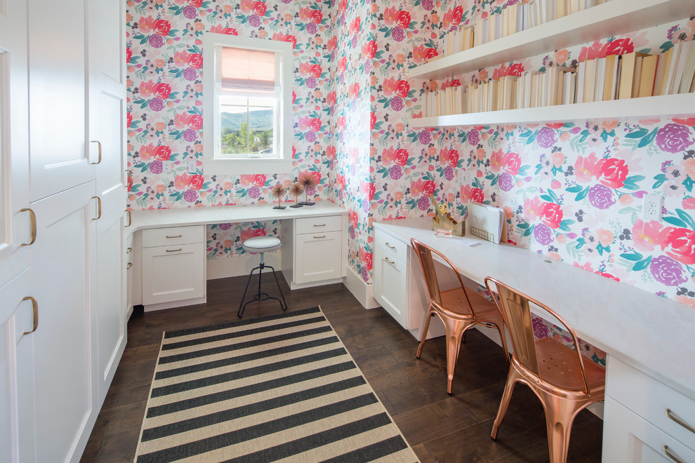 ソルトレイクシティにあるトランジショナルスタイルのおしゃれな書斎 (濃色無垢フローリング、造り付け机、マルチカラーの壁) の写真