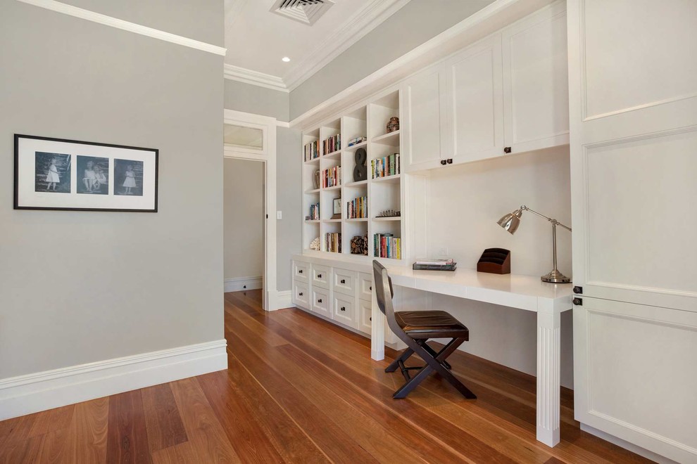 シドニーにあるトランジショナルスタイルのおしゃれなホームオフィス・書斎の写真