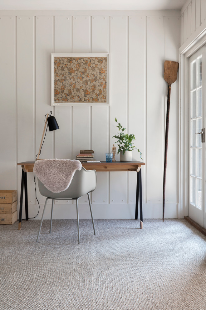 Modernes Arbeitszimmer mit weißer Wandfarbe, Teppichboden und freistehendem Schreibtisch in Hampshire