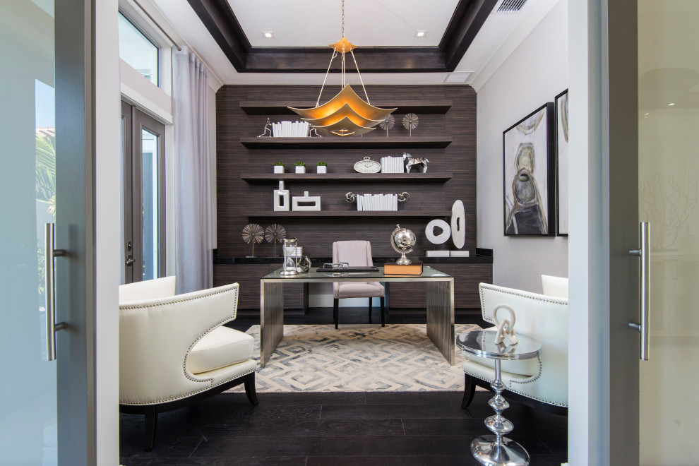 Modernes Arbeitszimmer mit weißer Wandfarbe, dunklem Holzboden, freistehendem Schreibtisch, braunem Boden, eingelassener Decke und Holzwänden in Miami
