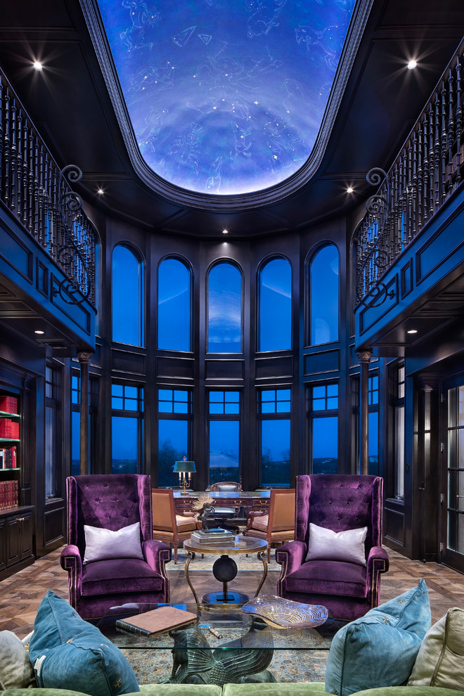 オースティンにあるラグジュアリーな巨大なトランジショナルスタイルのおしゃれな書斎 (黒い壁、濃色無垢フローリング、自立型机、茶色い床) の写真