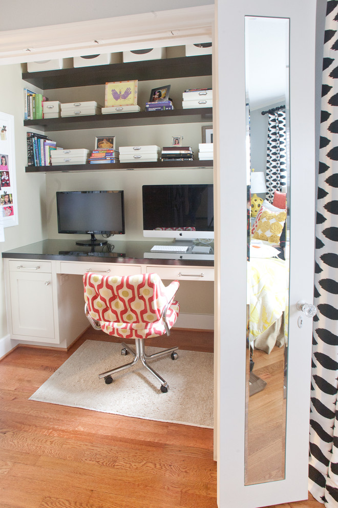 Diseño de despacho actual de tamaño medio sin chimenea con paredes beige, suelo de madera en tonos medios, escritorio empotrado y suelo marrón