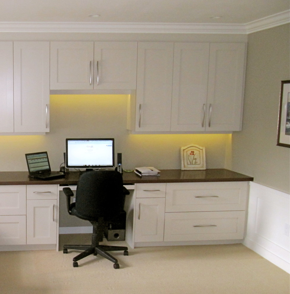 Home office - traditional home office idea in Vancouver