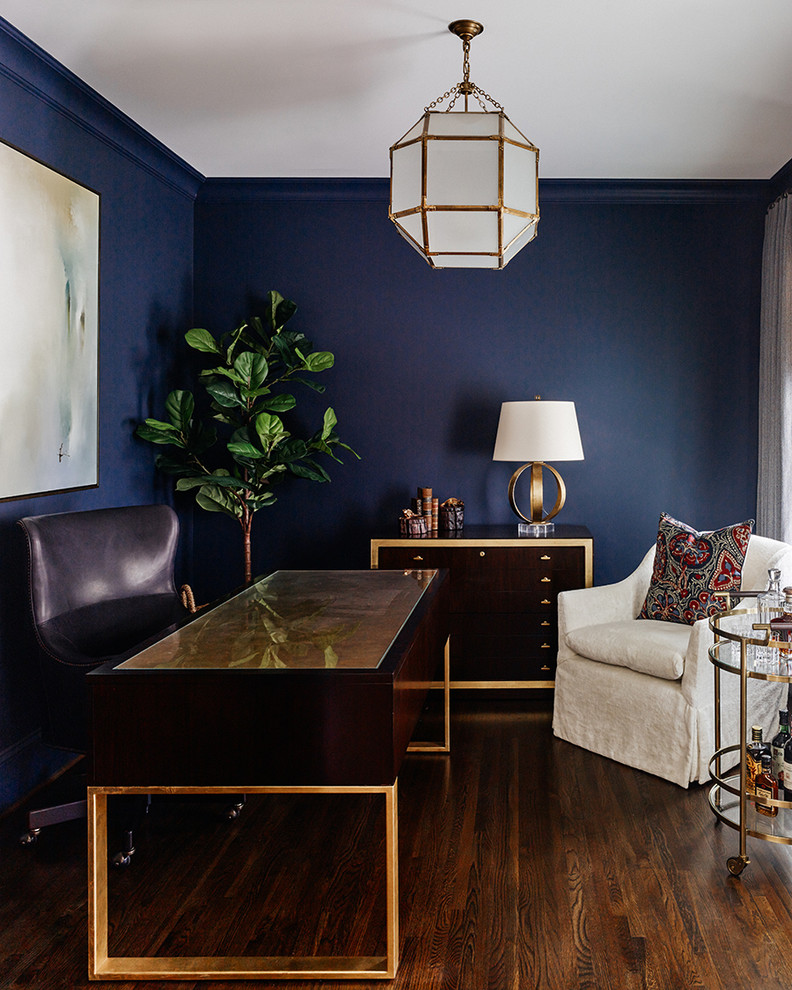 Свежая идея для дизайна: рабочее место в стиле неоклассика (современная классика) с синими стенами, темным паркетным полом и отдельно стоящим рабочим столом - отличное фото интерьера