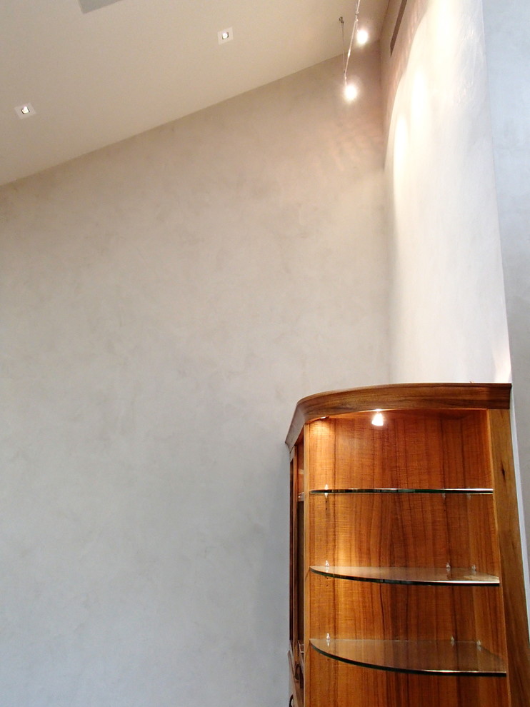 Foto de despacho tradicional renovado de tamaño medio con paredes blancas, suelo de madera oscura y escritorio empotrado
