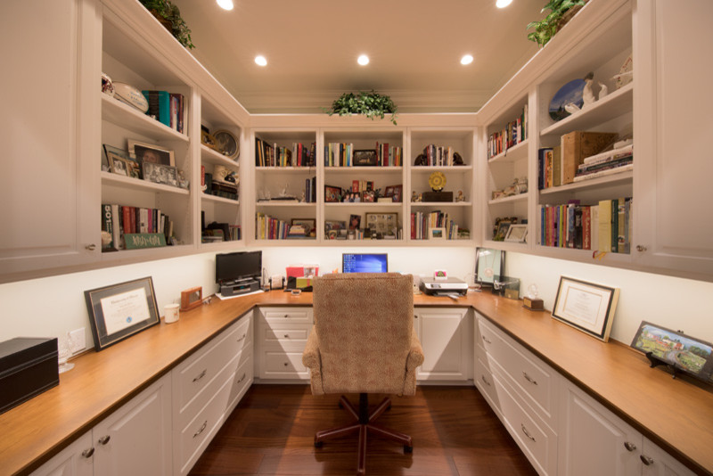 Großes Klassisches Arbeitszimmer mit weißer Wandfarbe, braunem Holzboden und Einbau-Schreibtisch in Miami