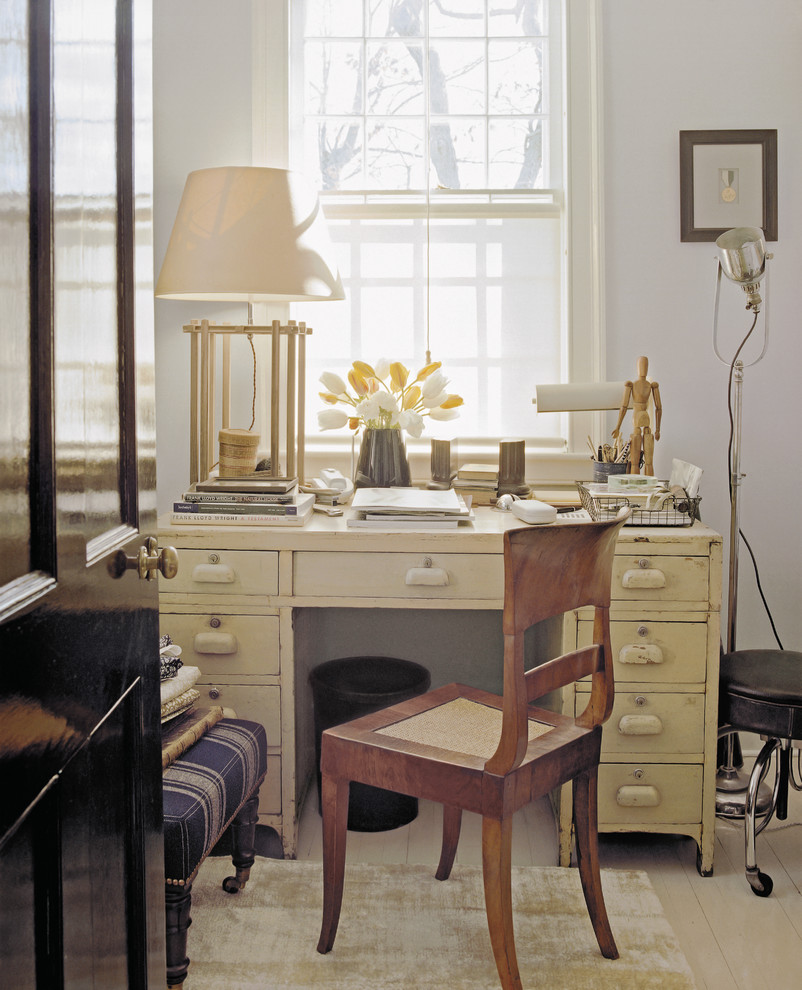 Пример оригинального дизайна: кабинет в стиле шебби-шик с серыми стенами и отдельно стоящим рабочим столом