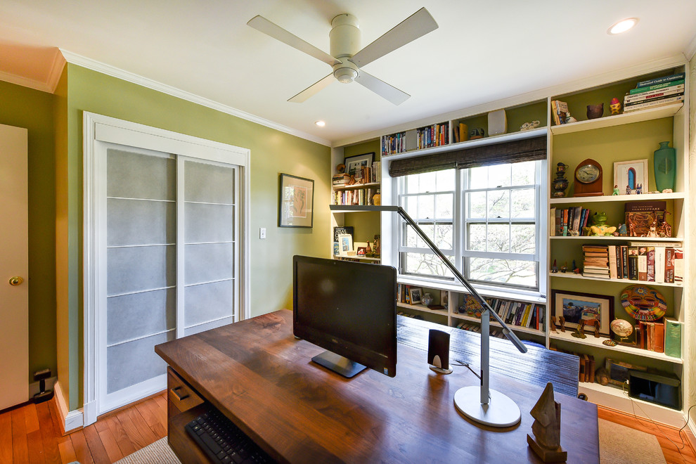Inspiration för ett mellanstort eklektiskt arbetsrum, med gröna väggar, ljust trägolv, ett fristående skrivbord och brunt golv