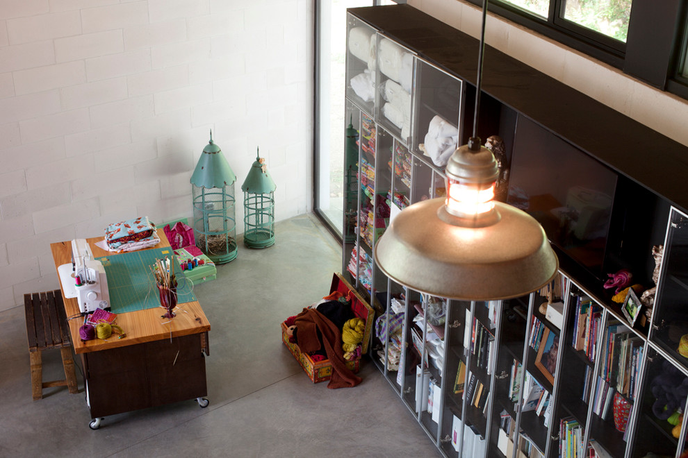 シアトルにあるモダンスタイルのおしゃれなホームオフィス・書斎の写真