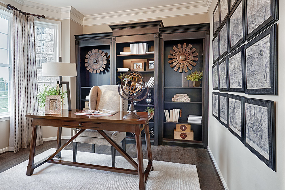 Cette image montre un bureau design avec un mur beige, un sol en bois brun et un bureau indépendant.