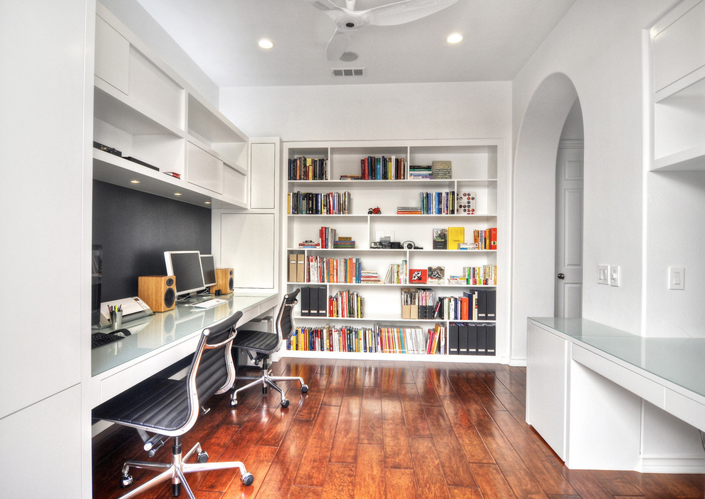 Inspiration för ett stort funkis arbetsrum, med ett inbyggt skrivbord, vita väggar och mellanmörkt trägolv