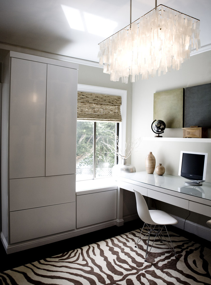 Свежая идея для дизайна: кабинет в современном стиле с серыми стенами и встроенным рабочим столом - отличное фото интерьера