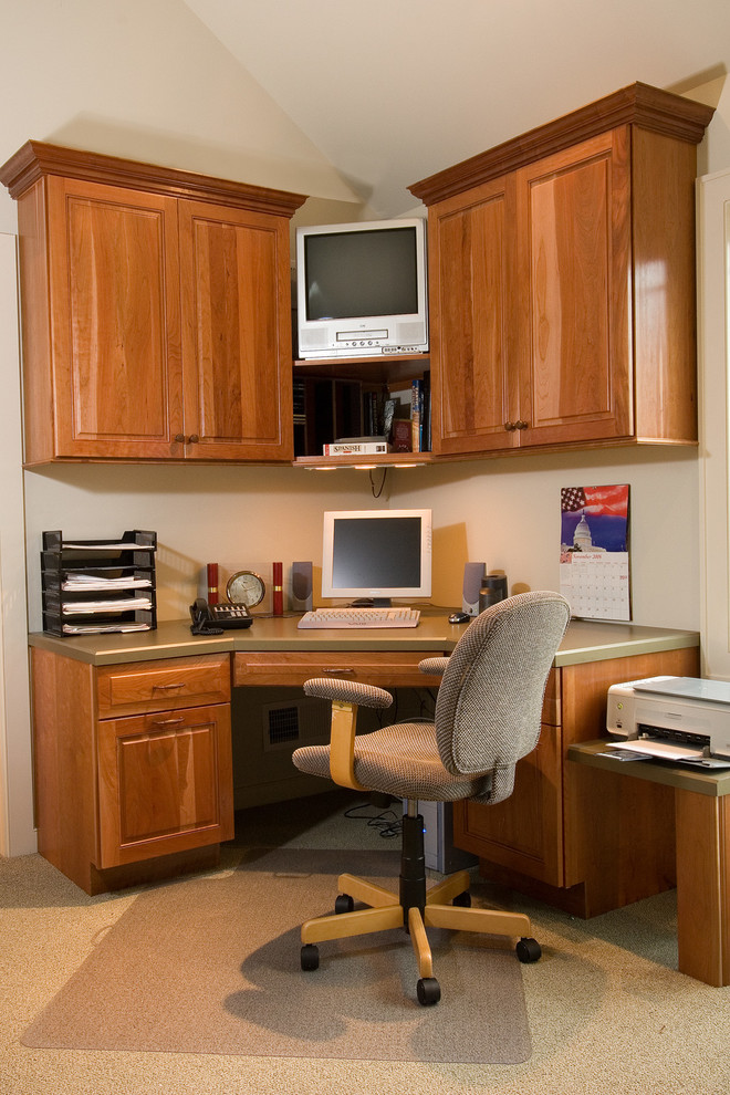Modelo de despacho clásico pequeño con paredes beige, moqueta y escritorio empotrado