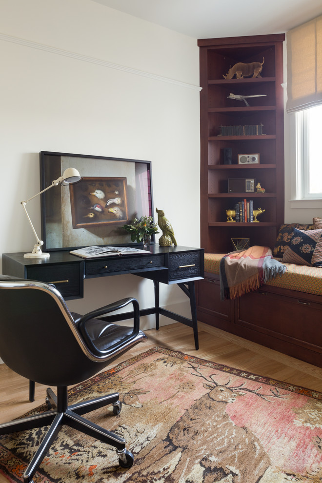 Stilmix Arbeitszimmer mit Arbeitsplatz, weißer Wandfarbe, hellem Holzboden und freistehendem Schreibtisch in San Francisco