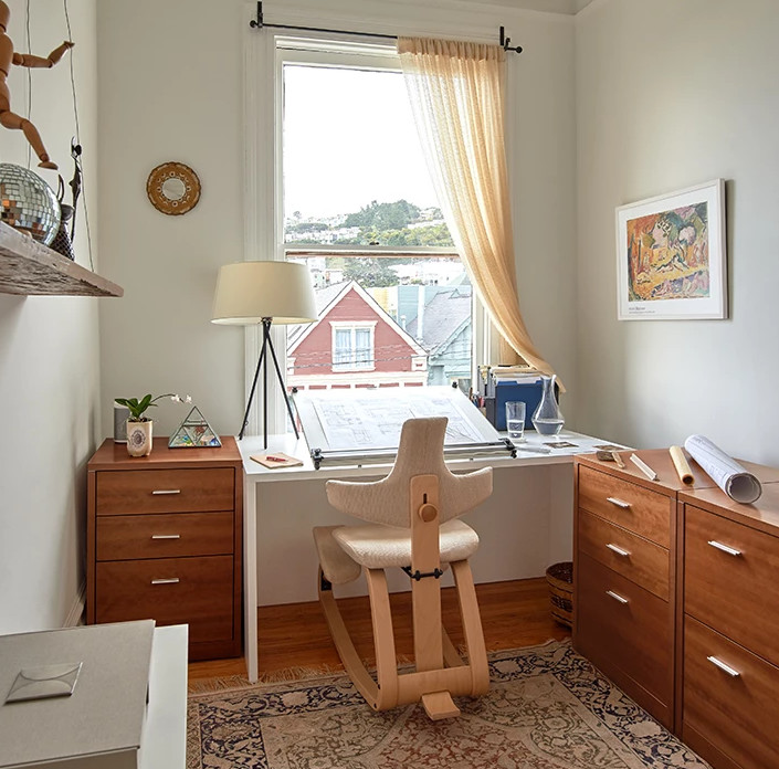 Mittelgroßes Klassisches Arbeitszimmer ohne Kamin mit Studio, weißer Wandfarbe, braunem Holzboden, freistehendem Schreibtisch und braunem Boden in San Francisco
