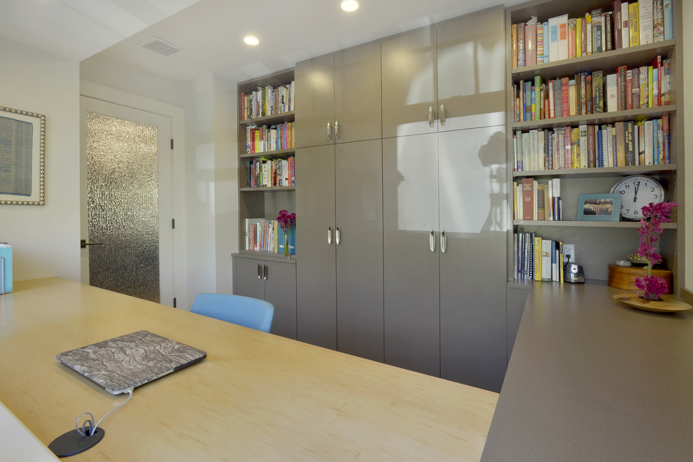 Idee per uno studio classico di medie dimensioni con pareti beige, pavimento in gres porcellanato, scrivania incassata e pavimento beige
