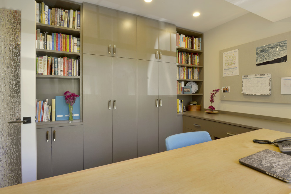 Modelo de despacho clásico renovado de tamaño medio con paredes beige, suelo de baldosas de porcelana, escritorio empotrado y suelo beige