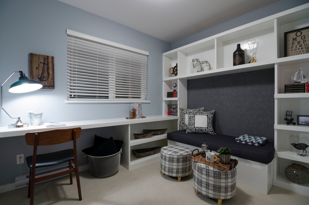 Стильный дизайн: кабинет в стиле неоклассика (современная классика) с серыми стенами, ковровым покрытием и встроенным рабочим столом без камина - последний тренд