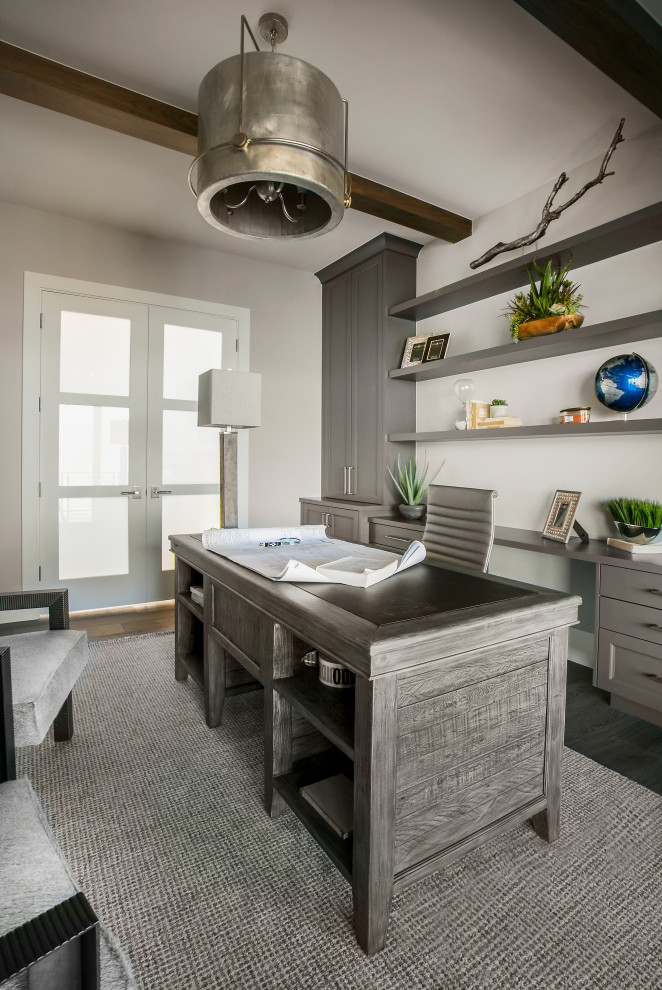 Idee per un ufficio design di medie dimensioni con pareti beige, moquette, scrivania incassata e pavimento grigio