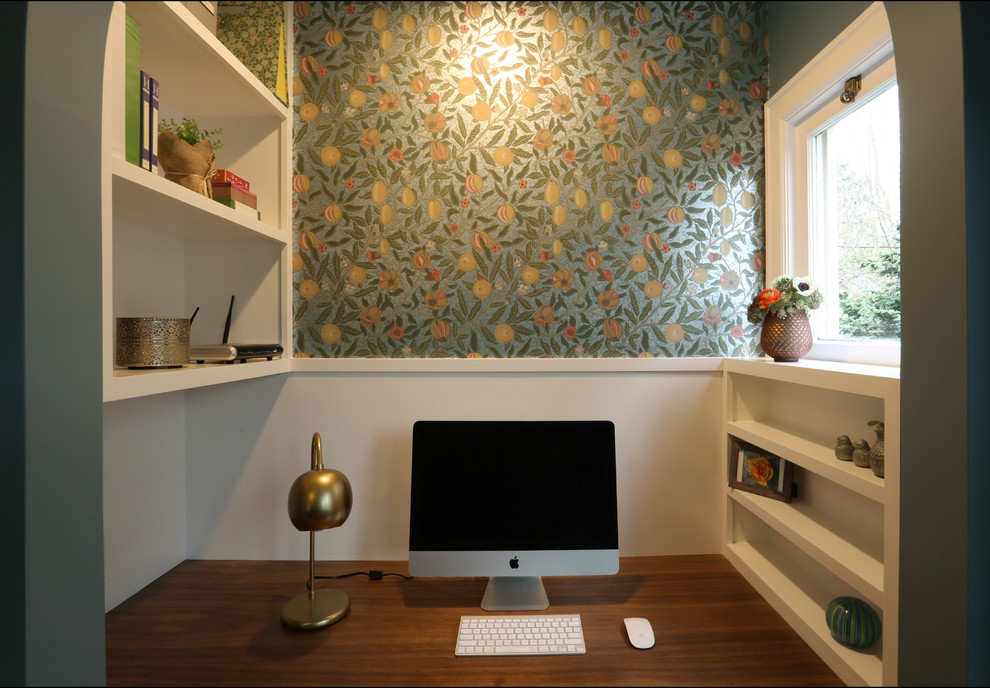Пример оригинального дизайна: рабочее место среднего размера в классическом стиле с синими стенами, паркетным полом среднего тона и встроенным рабочим столом