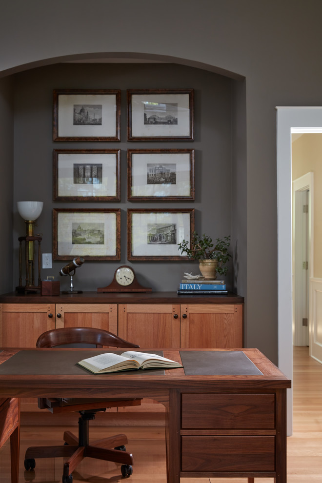 Imagen de despacho marinero de tamaño medio con paredes grises, suelo de madera en tonos medios y escritorio independiente