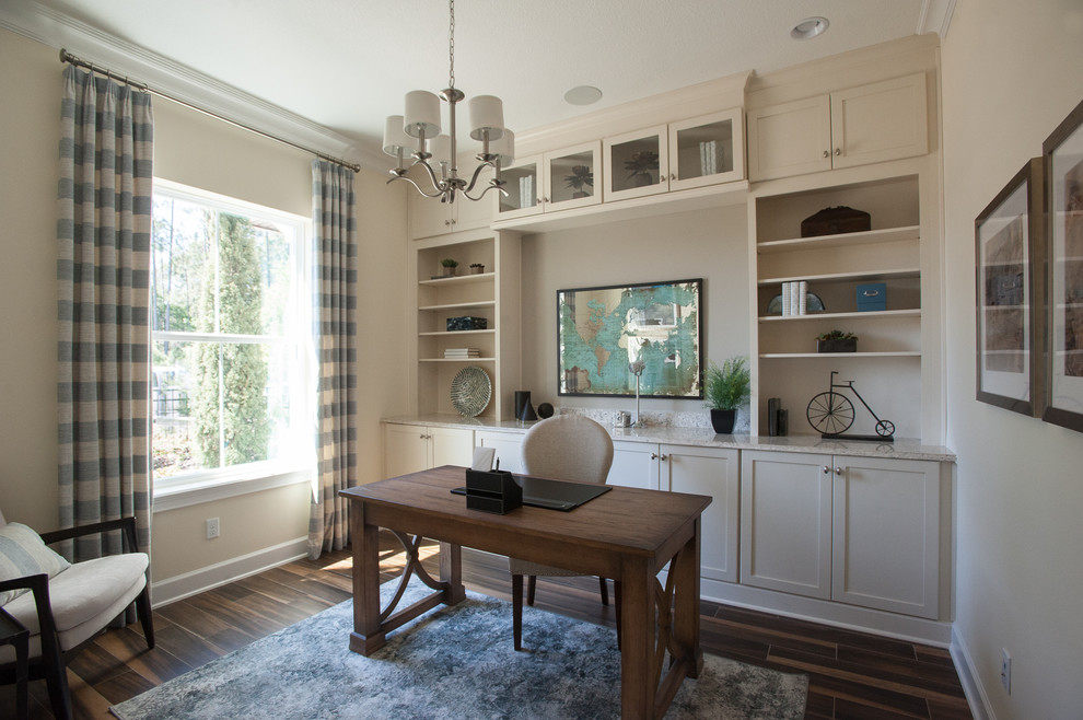 Ejemplo de despacho clásico renovado de tamaño medio con paredes beige, suelo de baldosas de porcelana y escritorio independiente