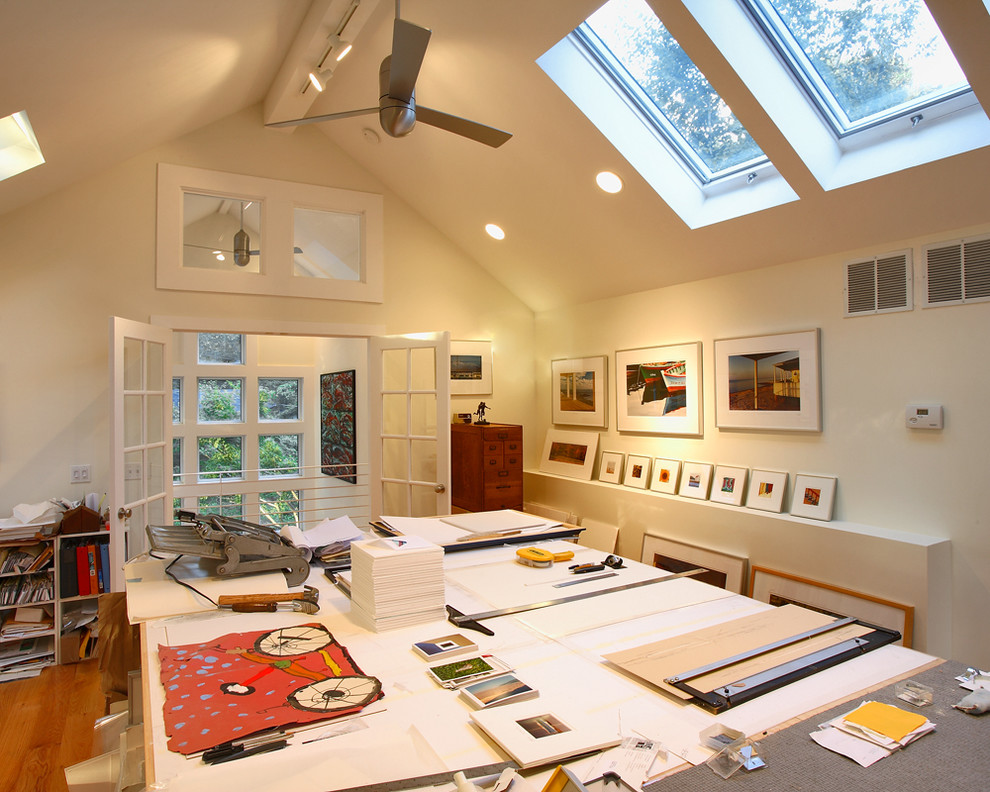 Idéer för att renovera ett stort funkis hemmastudio, med vita väggar och mellanmörkt trägolv