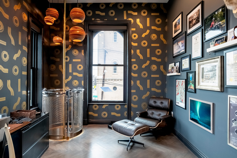 Стильный дизайн: кабинет в современном стиле с черными стенами, паркетным полом среднего тона, отдельно стоящим рабочим столом, коричневым полом и обоями на стенах - последний тренд