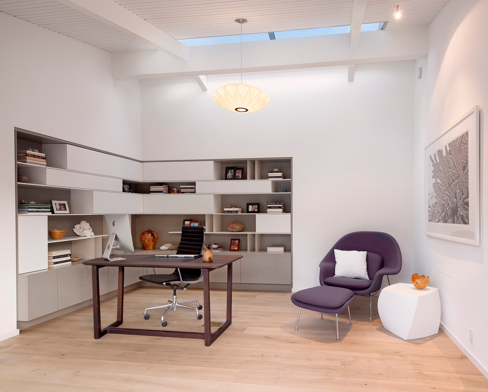 Diseño de despacho vintage sin chimenea con paredes blancas, suelo de madera clara, escritorio independiente y suelo beige