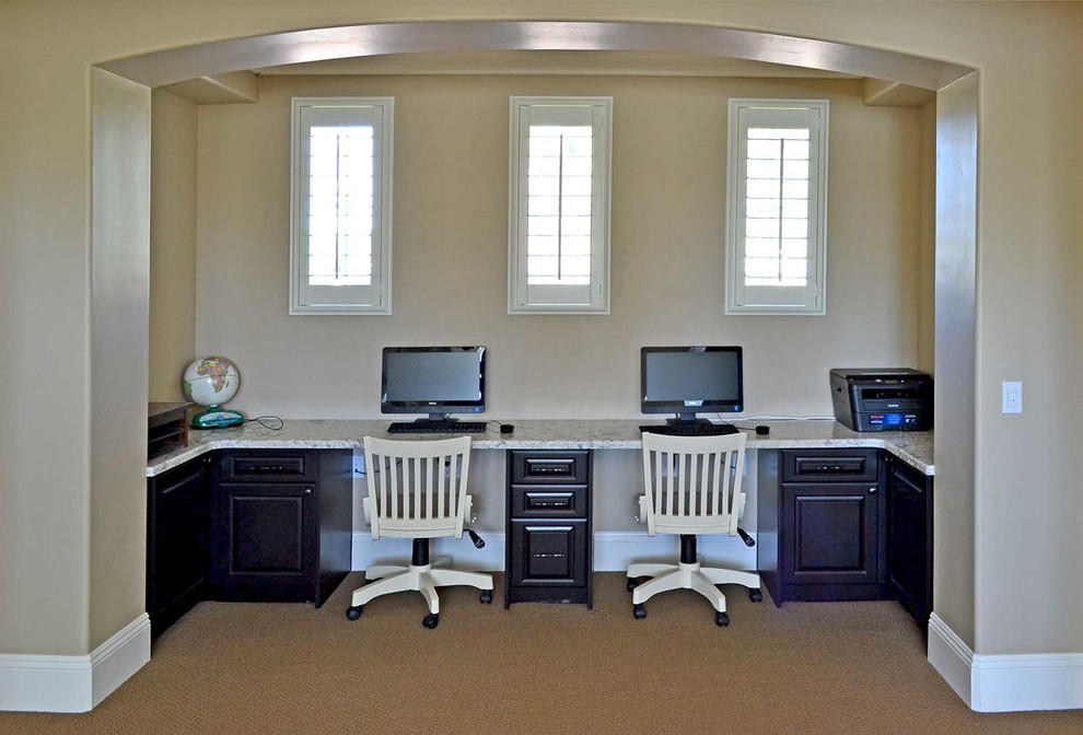 На фото: кабинет в современном стиле с бежевыми стенами, ковровым покрытием и встроенным рабочим столом