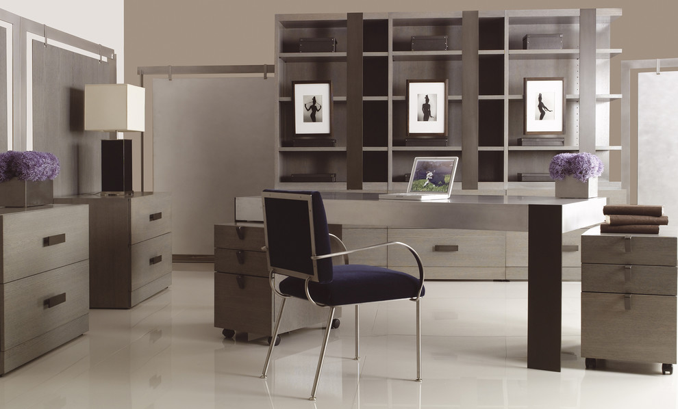 Idéer för mellanstora funkis hemmabibliotek, med beige väggar, vinylgolv och ett fristående skrivbord