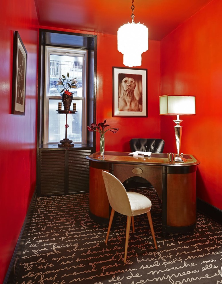 На фото: маленькое рабочее место в современном стиле с красными стенами, ковровым покрытием, отдельно стоящим рабочим столом и разноцветным полом без камина для на участке и в саду с
