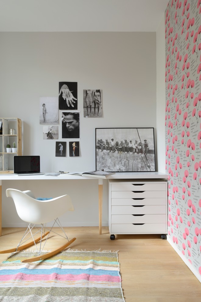 Ispirazione per un ufficio design di medie dimensioni con pareti bianche, parquet chiaro e scrivania incassata