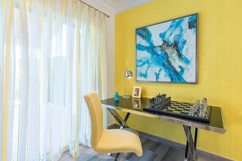マヨルカ島にある小さなエクレクティックスタイルのおしゃれな書斎 (黄色い壁、造り付け机) の写真